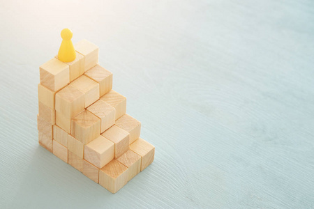木块作为图表或梯子堆叠的概念图像。增长和成功的概念