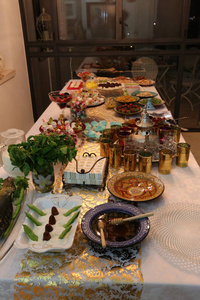 桌上有节日菜肴庆祝逾越节假日。