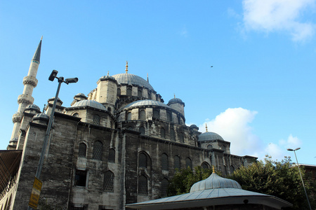 新清真寺或 Yeni 部长会议是奥斯曼帝国清真寺，位于土耳其伊斯坦布尔艾敏区