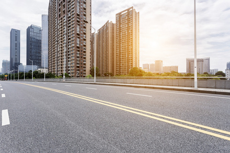 空的沥青路面在暮光下的现代城市