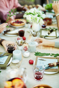 感恩节的餐桌配节日美食图片