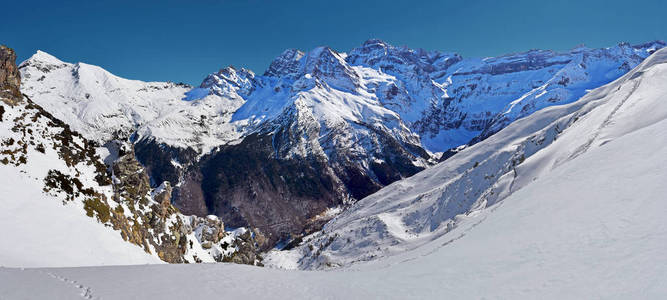 冬天的太阳剧团 de Gavarnie Pahule Pic 从看全景