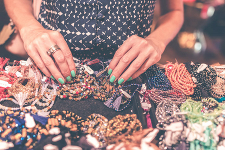 巴厘岛人女人在商店里选择首饰.巴厘岛.妇女手照片