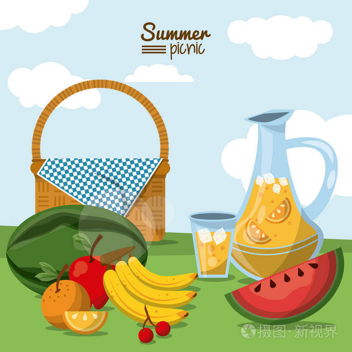 丰富多彩的夏季野餐海报与野外景观和野餐篮与果汁罐和水果插画-正版