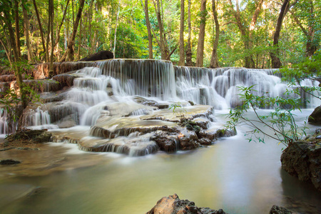 许梅卡敏瀑布在森林深处，泰国