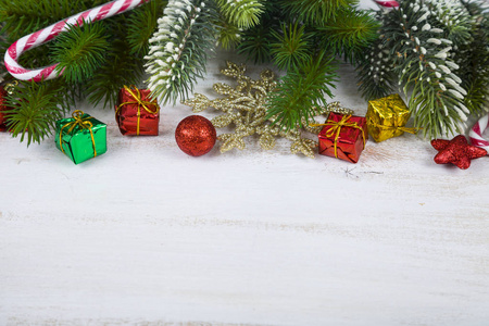 圣诞装饰品 礼品和枞树枝上一张小木桌