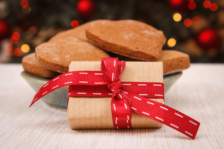 包装的礼品，gingerbreads 和背景灯的圣诞树