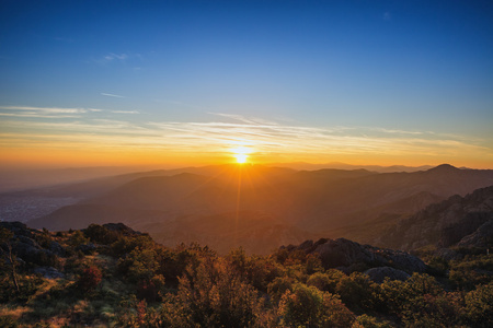 美丽的夕阳在山照片