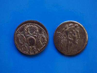 复古罗马硬币在蓝色