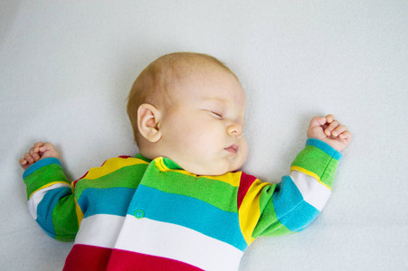 婴儿躺在一层薄薄的条纹西服