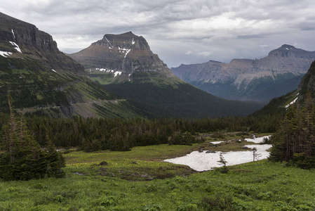 风景秀丽的山范围反对多云天空, 洛根通行证, 冰川国家公园, 冰川县, 蒙大拿, 美国