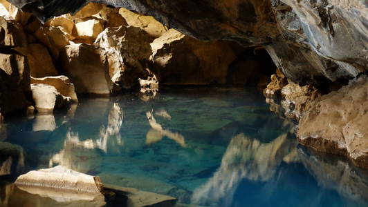 在洞里面与温泉, 冰岛
