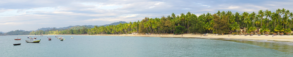 与许多椰子树的美丽海滩度假村