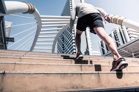 锻炼场景青年运动男子在城市桥上慢跑的后视图, 运动男子上午运行与