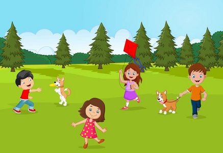 孩子们在花园里玩照片