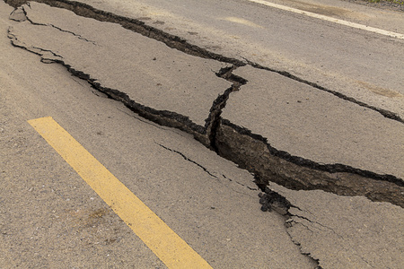 沥青路面裂缝图片-沥青路面裂缝素材-沥青路面裂缝插画-摄图新视界