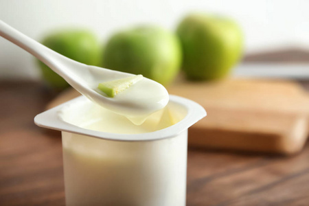 吃美味的苹果酸奶, 特写照片