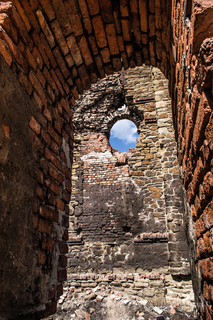 用砖砌成的拱门