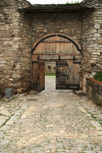 通过一个木门城堡入口