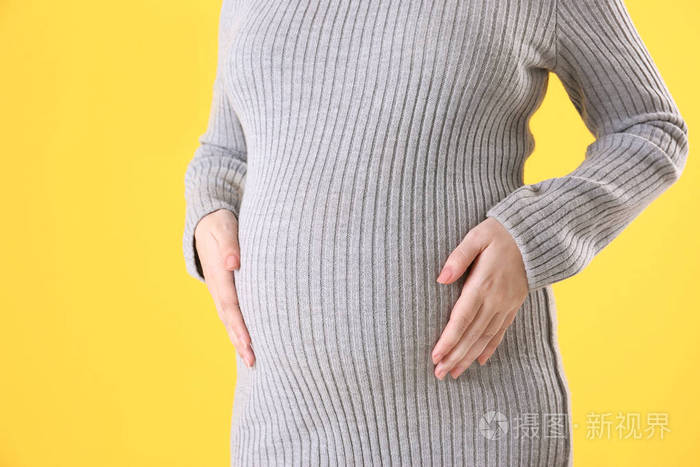 孕妇摸肚子