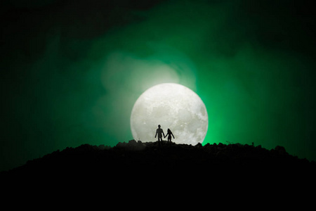 月亮下的最美情侣图片图片