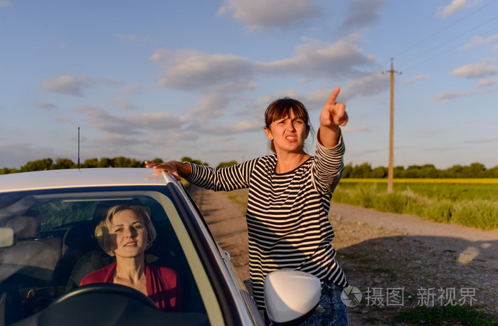 一个女人给迷路的司机指路