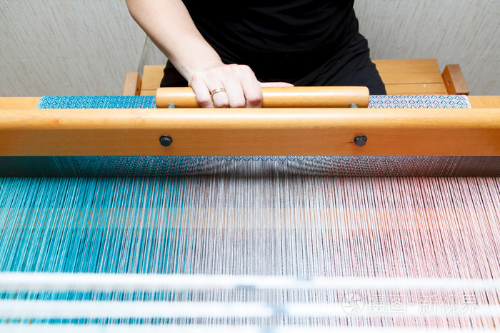 在织布机上织一个女人的手