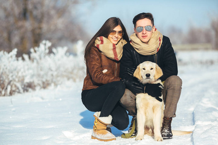 年轻夫妇在冬季公园很开心