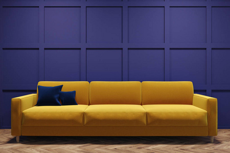 紫色房间的黄色沙发
