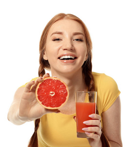 美丽的年轻妇女与柑橘水果和玻璃汁的白色背景