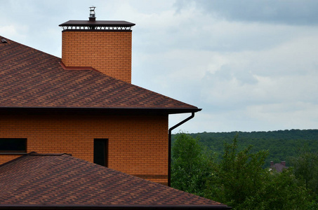 这所房子配备了高品质的瓦片 沥青瓦 屋面。完美屋顶的好例子。屋顶是可靠的保护免受恶劣天气条件