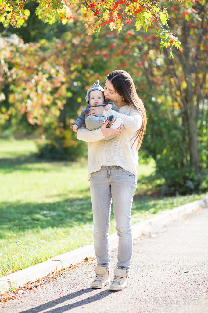 母亲抱着她 babyboy