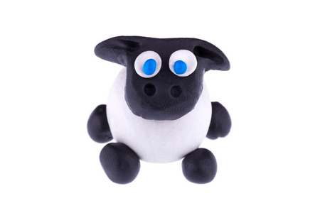 从橡皮泥孤立在白色背景上的羊照片