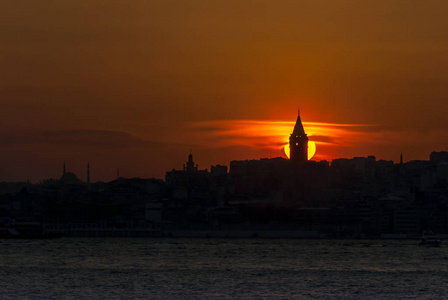 伊斯坦布尔, 土耳其, 2015年4月17日 加拉塔塔的日落