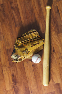 与木背景上的球和棒球手套棒球棒