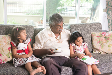 印度的祖父学习与他的孙女