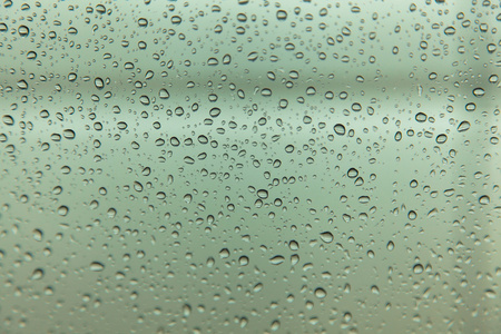 雨滴玻璃背景上