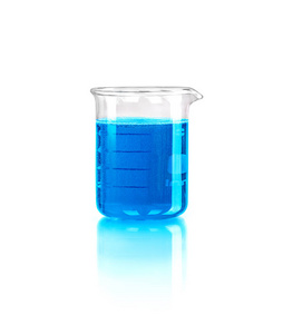 白色背景的实验室玻璃器皿中的蓝色液体