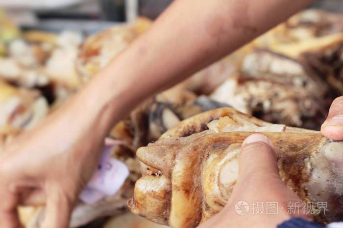 市场上烹饪的生猪肉脚