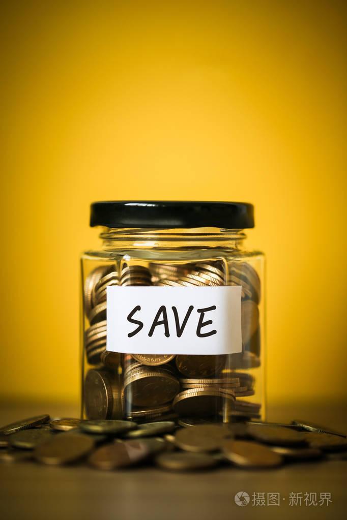 硬币在玻璃节省金钱罐子照片-正版商用图片0g68c2-摄图新视界