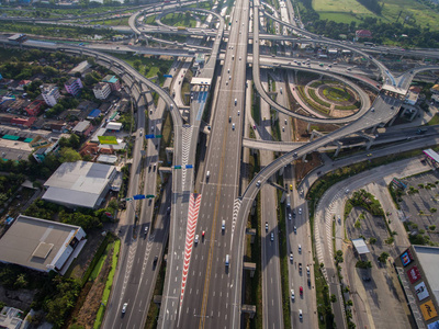 从空中看繁忙的公路交界处