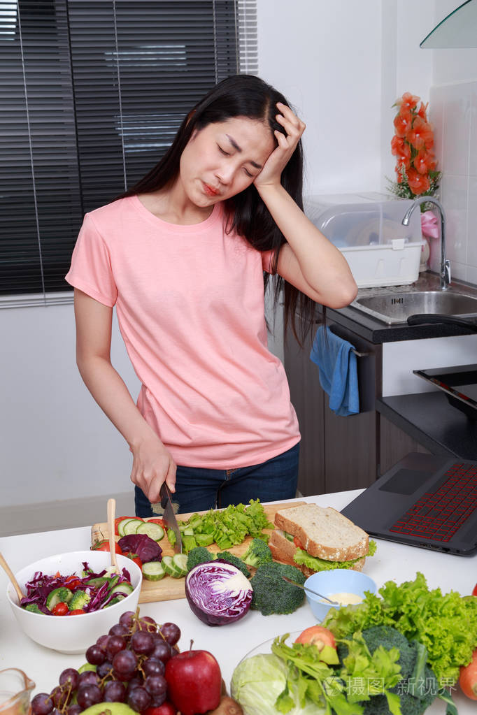 在厨房里做饭的郁闷女人