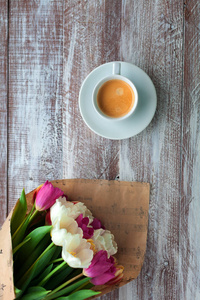 餐桌上的郁金香和咖啡
