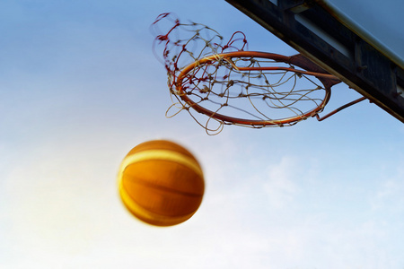 篮球经历在蓝色天空背景下篮子图片