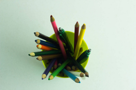 彩色铅笔与复制空间隔离在 whtie 背景, 教育