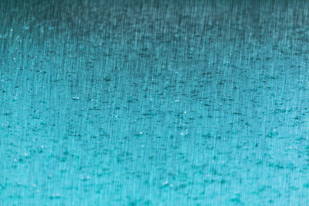 雨水滴落在地板上在多雨的季节