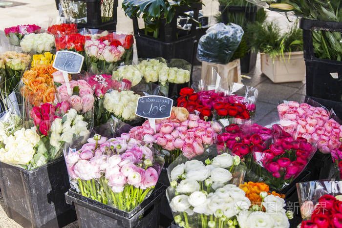 在街花店里展示了各种海葵的美丽花束