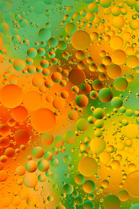 油滴在水表面抽象背景图片