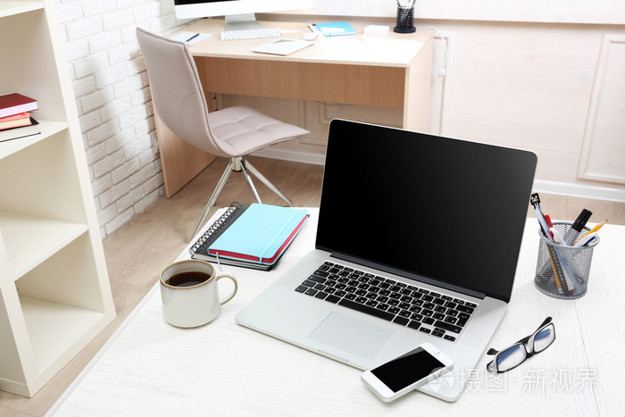 工作场所与在办公室中的计算机