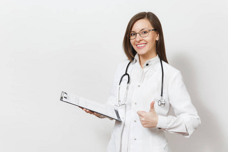 带着听诊器的年轻医生微笑着, 眼镜在白色背景上被孤立。女医生在医疗礼服持有健康卡在记事本文件夹。医护人员理念